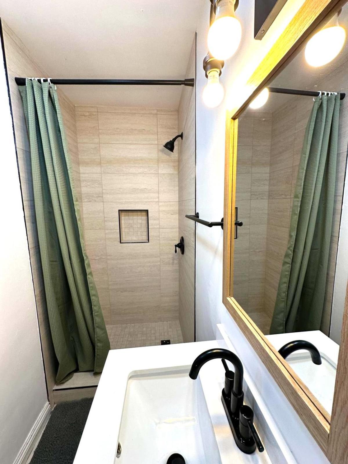 Cozy 3br With Pool, Yard, Garage, And 80 Inch Tv! Hébergement de vacances