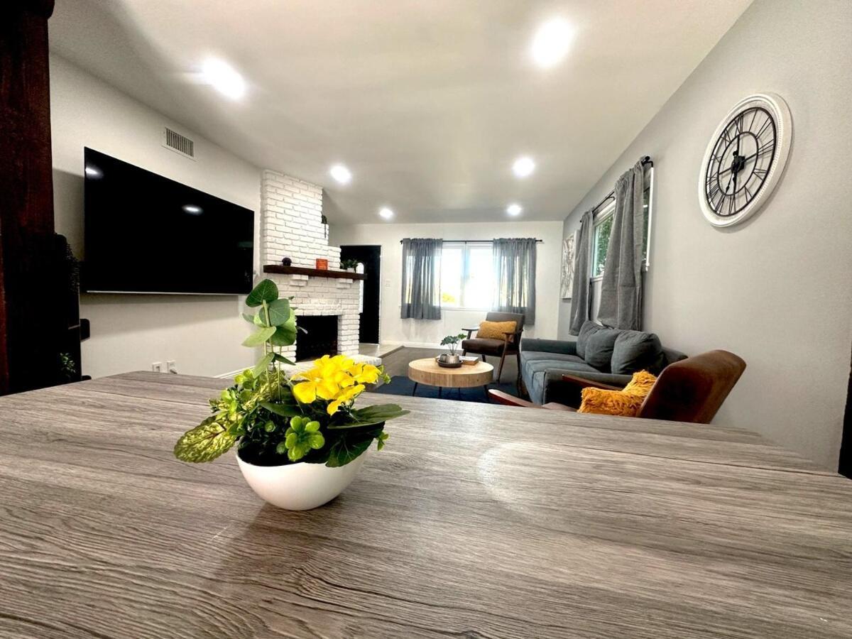 Hébergement de vacances Cozy 3br With Pool, Yard, Garage, And 80 Inch Tv! *