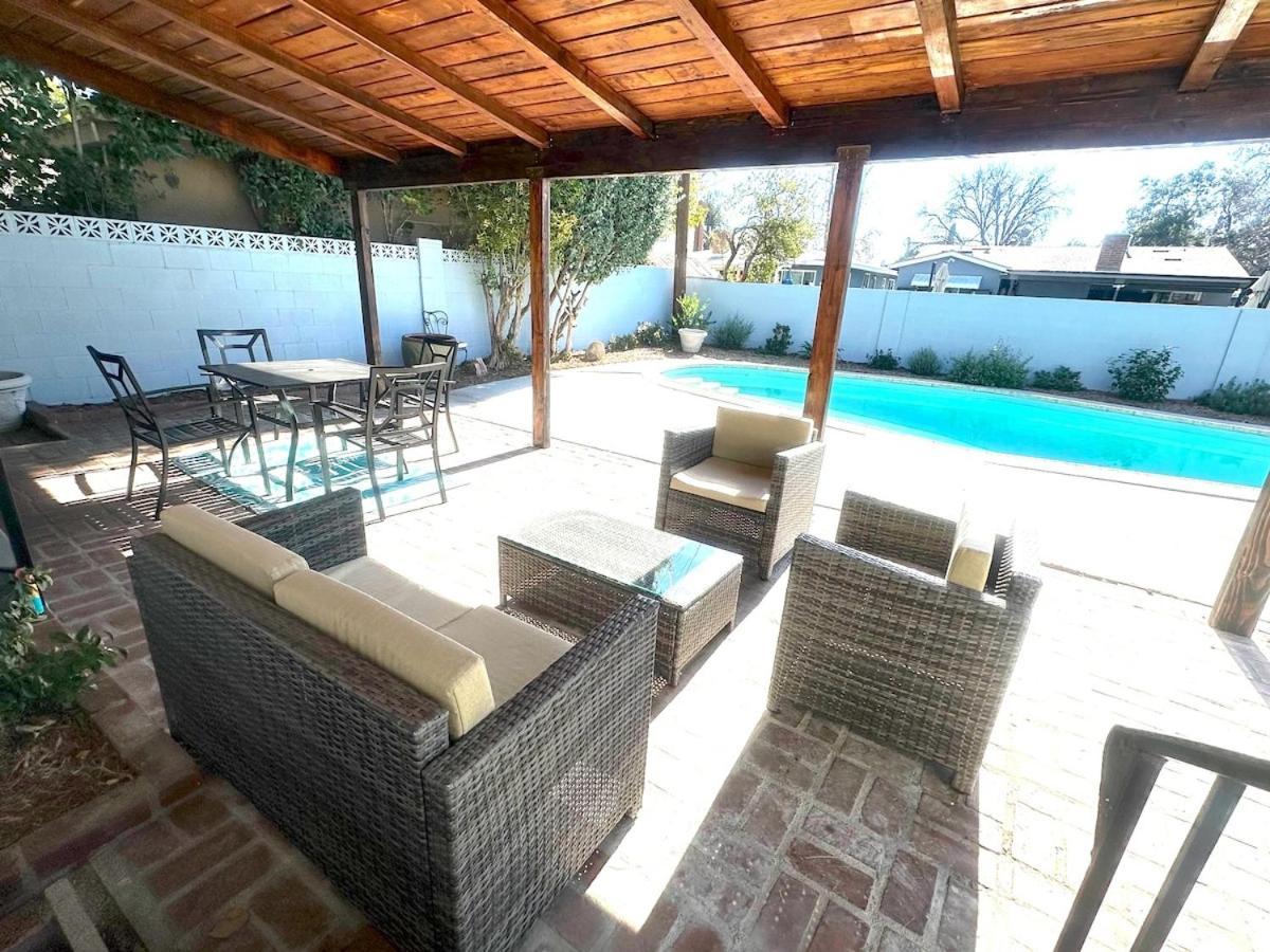 Hébergement de vacances Cozy 3br With Pool, Yard, Garage, And 80 Inch Tv!
