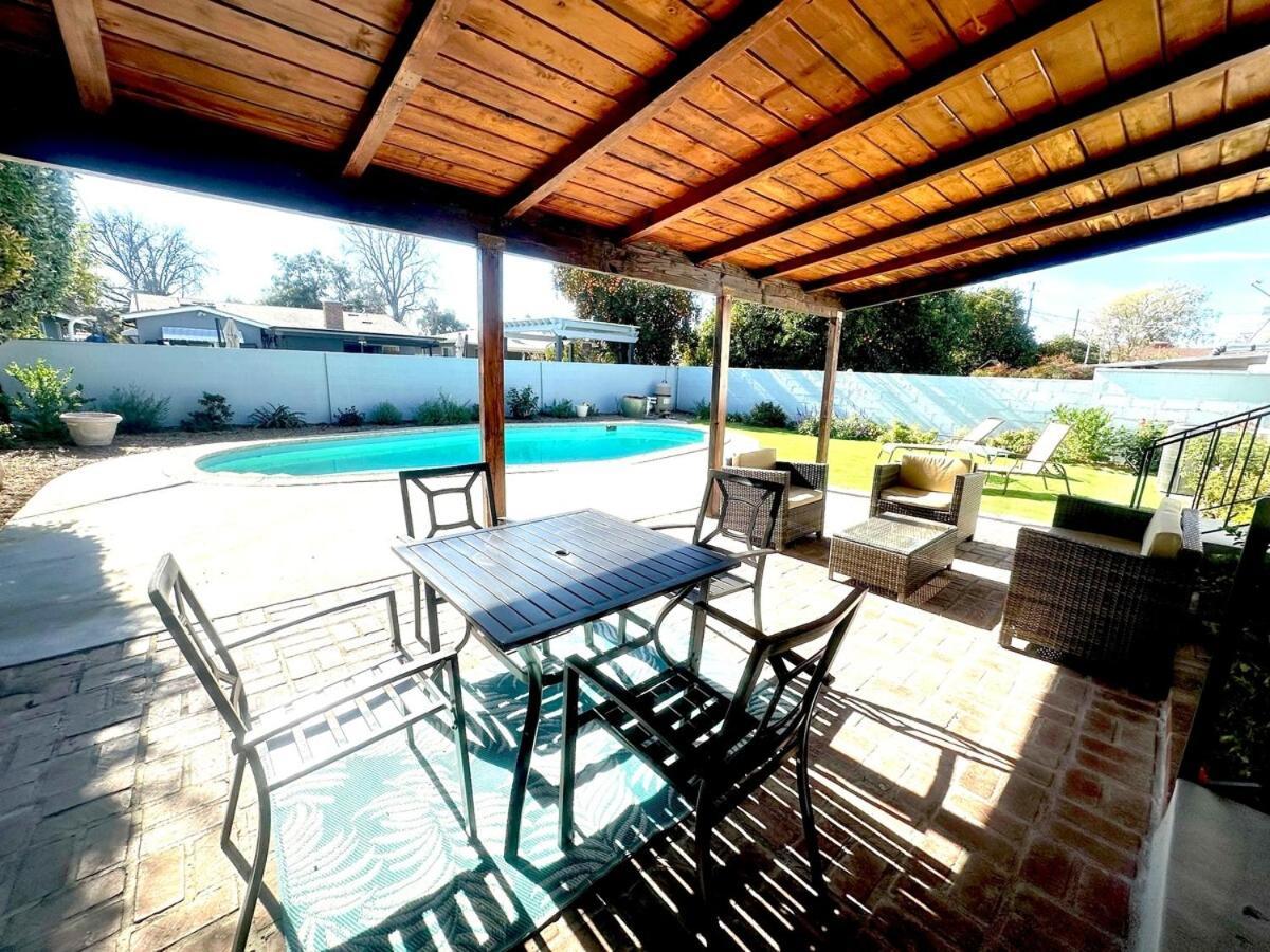 Cozy 3br With Pool, Yard, Garage, And 80 Inch Tv! Hébergement de vacances
